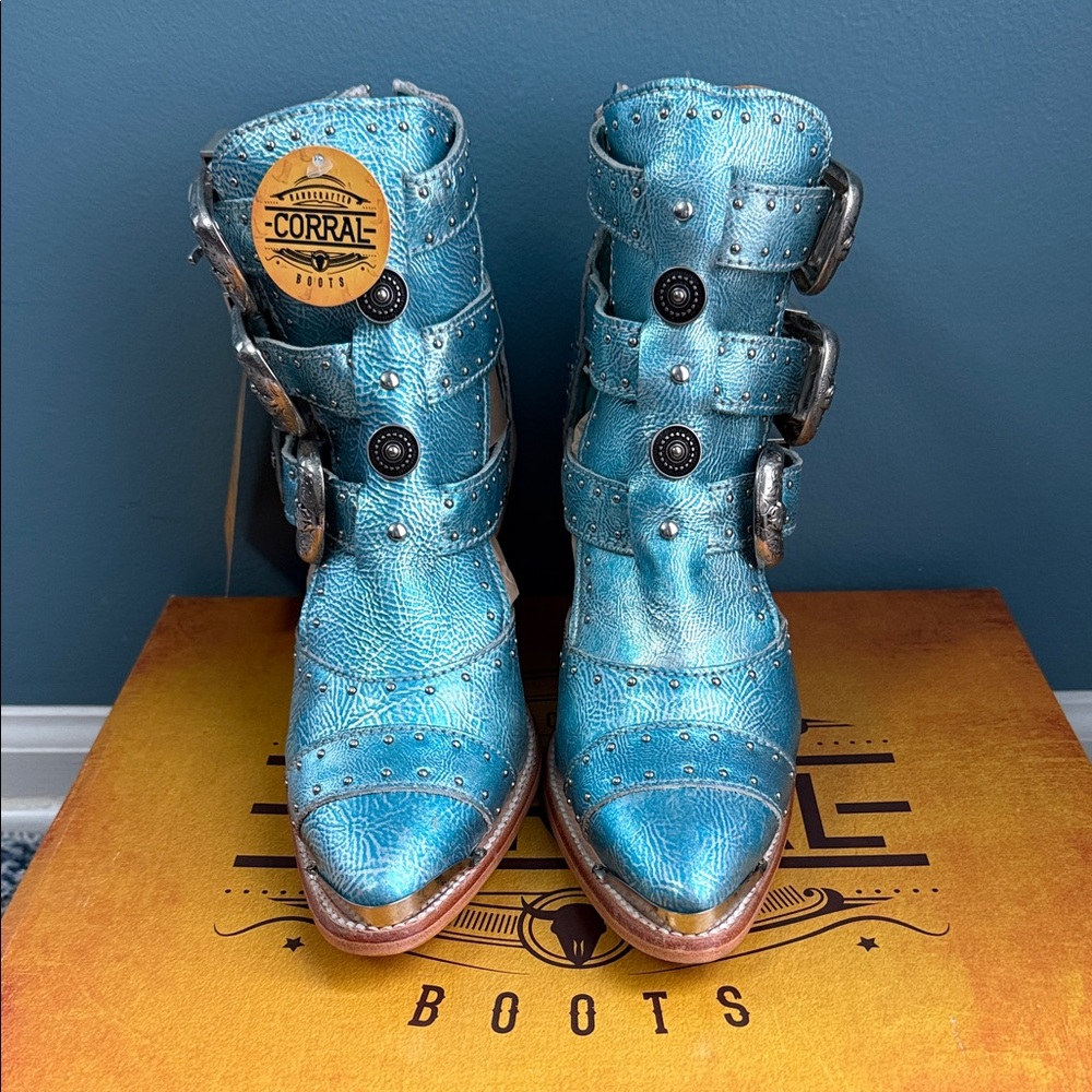 Oral sky blue metallized straps & studs pointed toe shoe